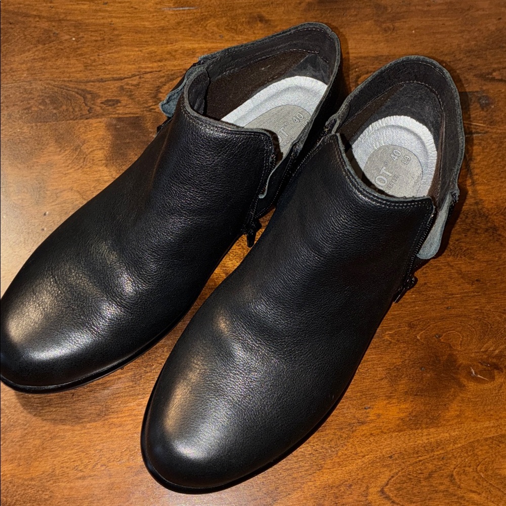 Naot Helm Aura ankle boots excellent condition